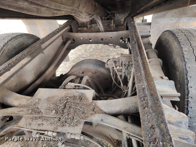 image for item DT0997 1999 International 4900 rollback truck