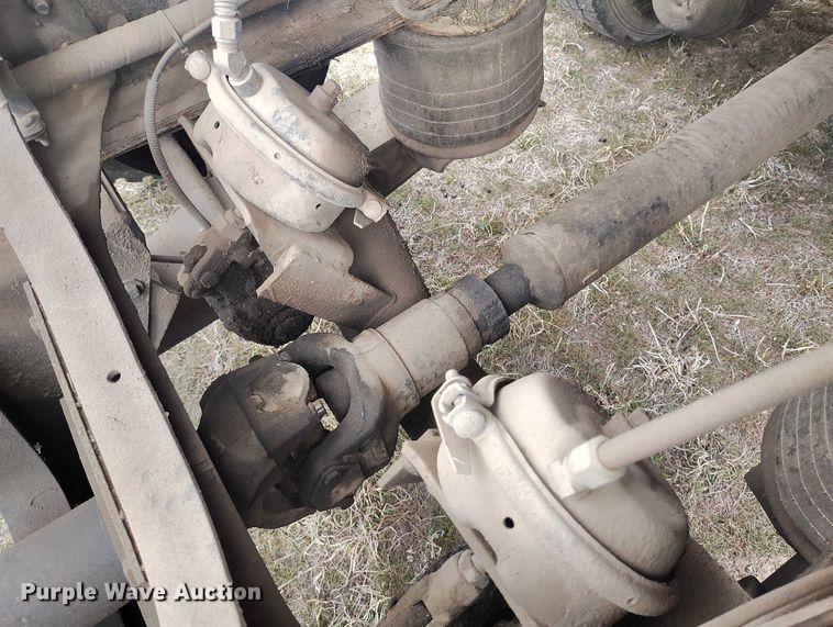 image for item DT0997 1999 International 4900 rollback truck