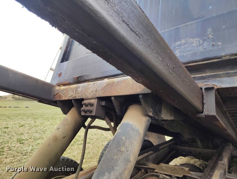 image for item DT0997 1999 International 4900 rollback truck