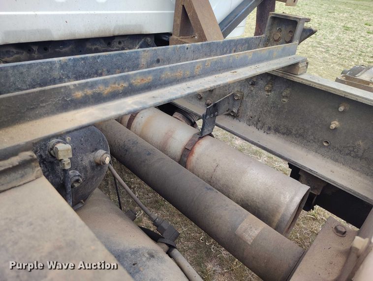 image for item DT0997 1999 International 4900 rollback truck