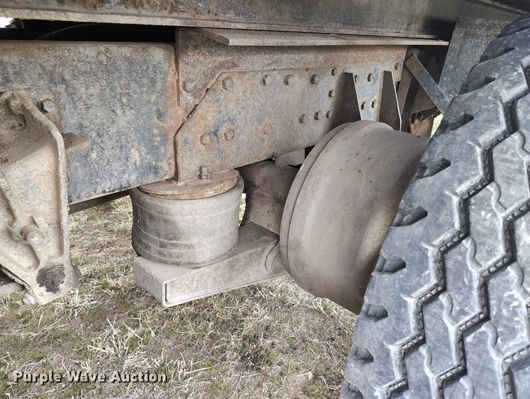 image for item DT0997 1999 International 4900 rollback truck