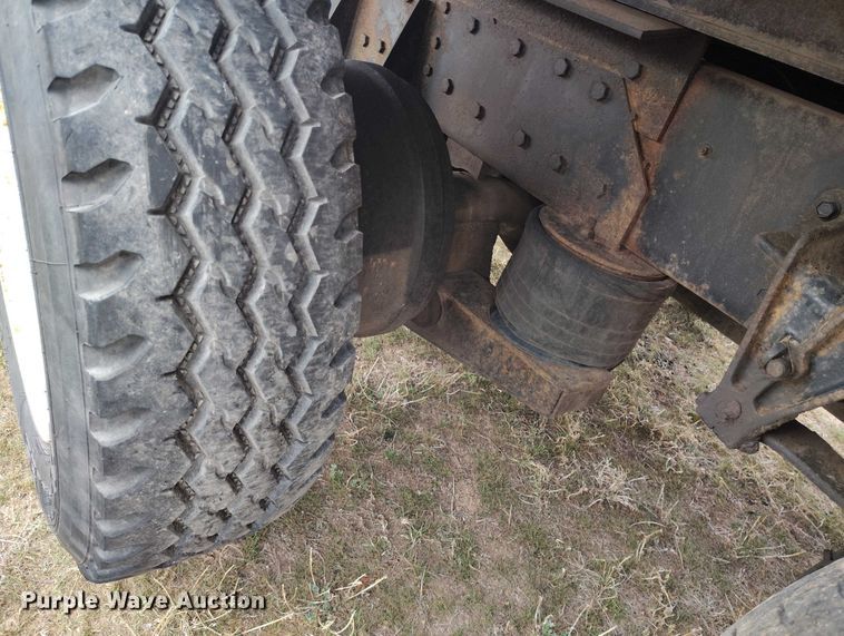 image for item DT0997 1999 International 4900 rollback truck