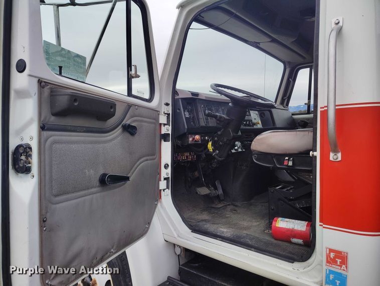 image for item DT0997 1999 International 4900 rollback truck