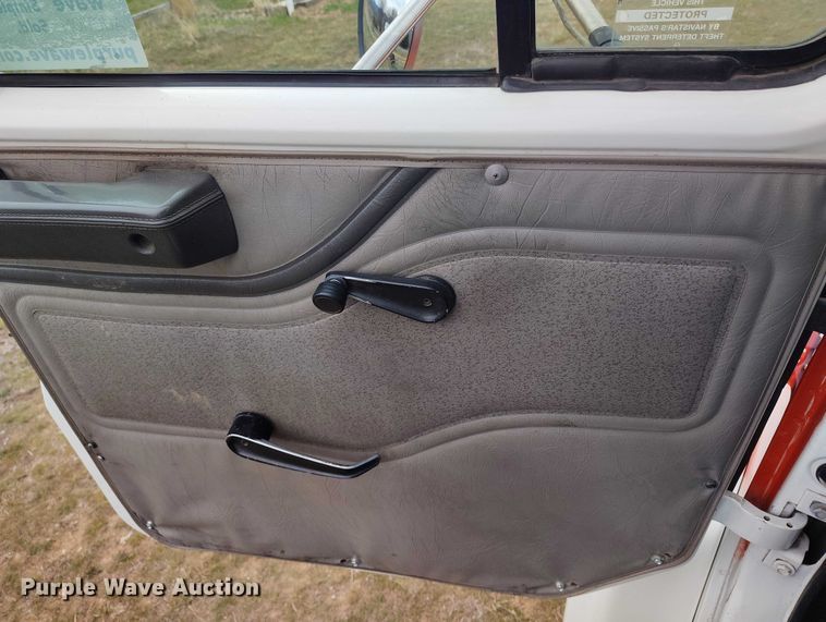 image for item DT0997 1999 International 4900 rollback truck