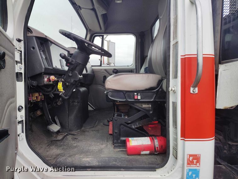 image for item DT0997 1999 International 4900 rollback truck