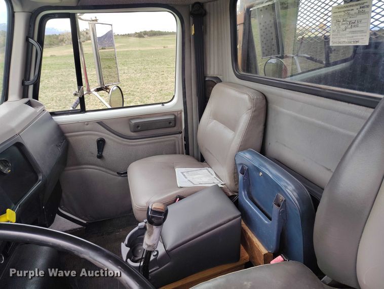 image for item DT0997 1999 International 4900 rollback truck