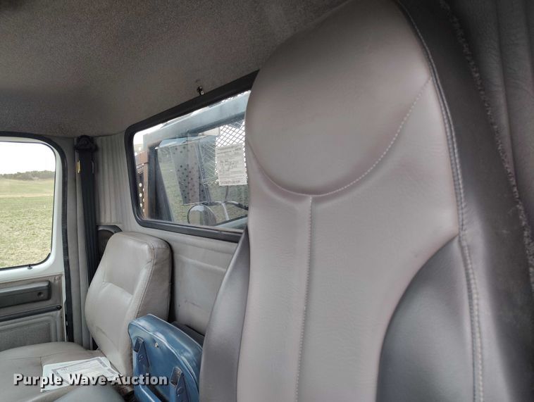 image for item DT0997 1999 International 4900 rollback truck