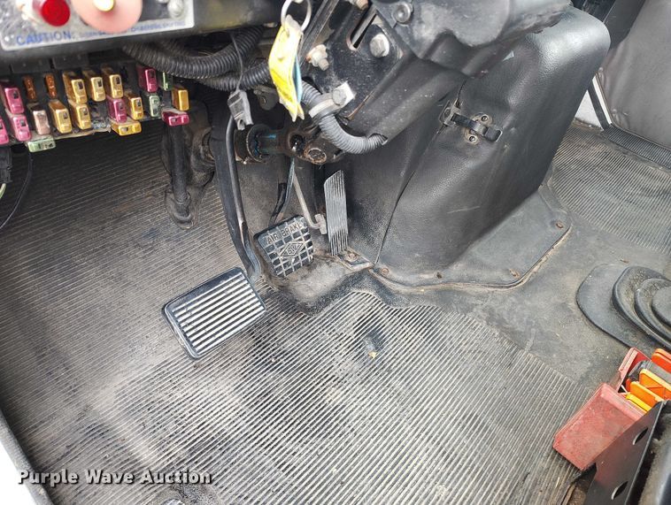 image for item DT0997 1999 International 4900 rollback truck