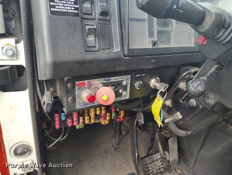 image for item DT0997 1999 International 4900 rollback truck