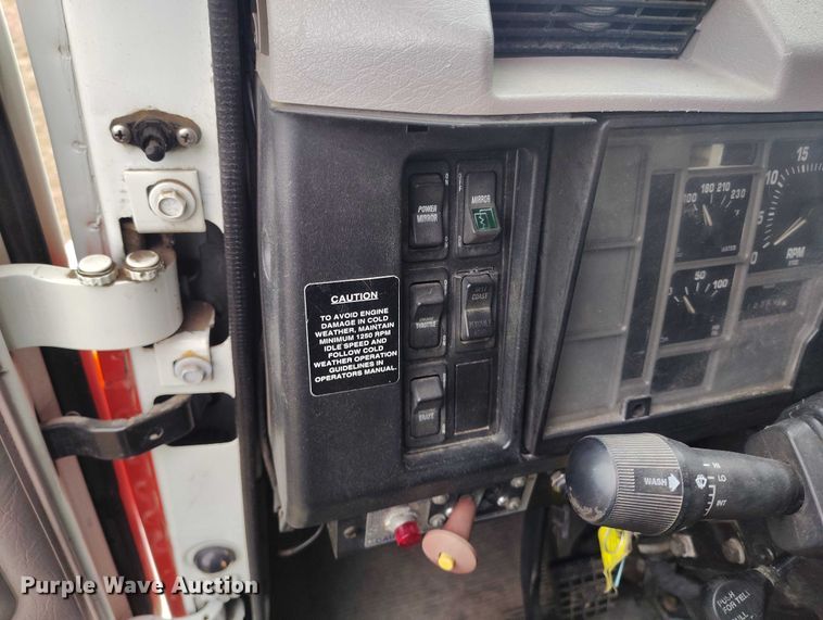 image for item DT0997 1999 International 4900 rollback truck