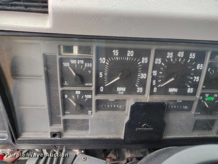 image for item DT0997 1999 International 4900 rollback truck