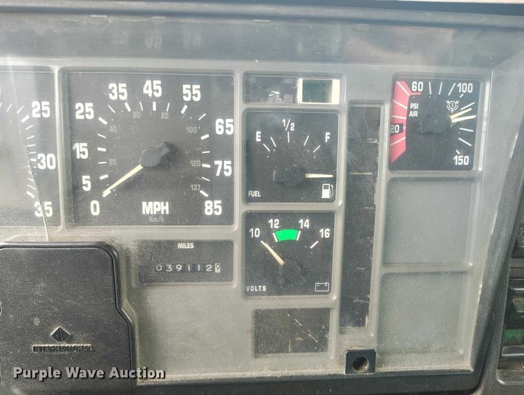 image for item DT0997 1999 International 4900 rollback truck