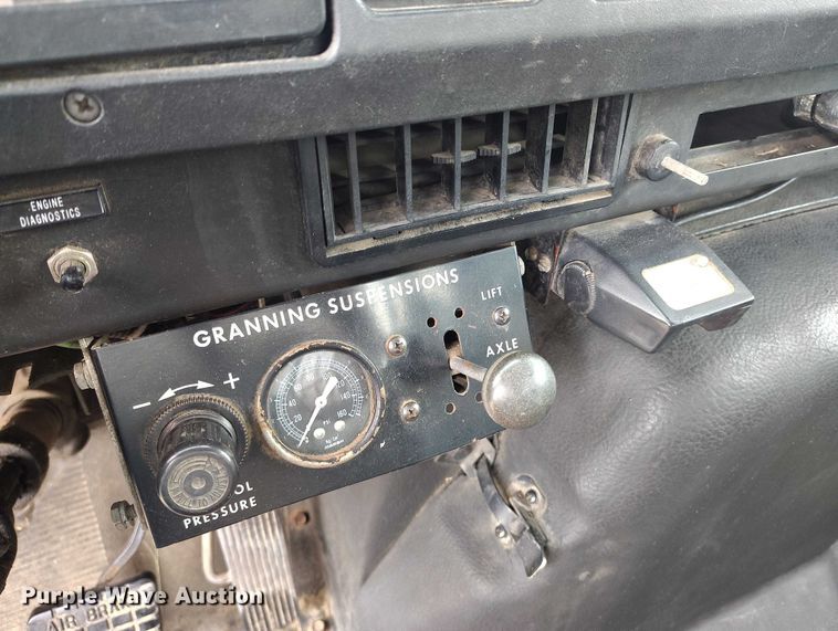 image for item DT0997 1999 International 4900 rollback truck