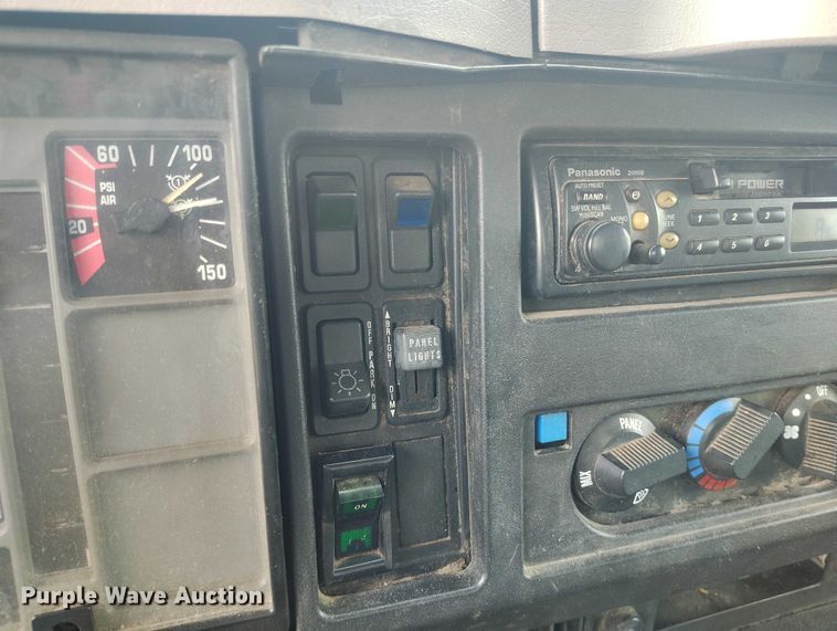 image for item DT0997 1999 International 4900 rollback truck