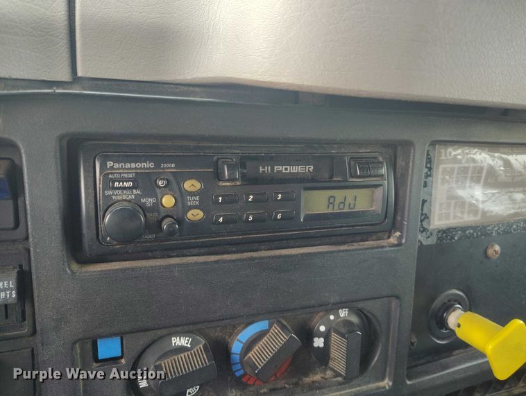 image for item DT0997 1999 International 4900 rollback truck