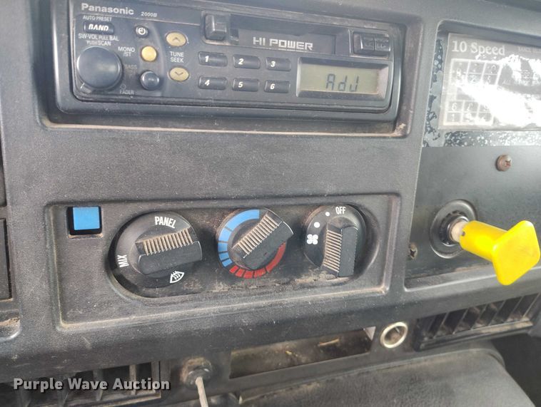 image for item DT0997 1999 International 4900 rollback truck