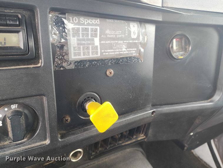 image for item DT0997 1999 International 4900 rollback truck