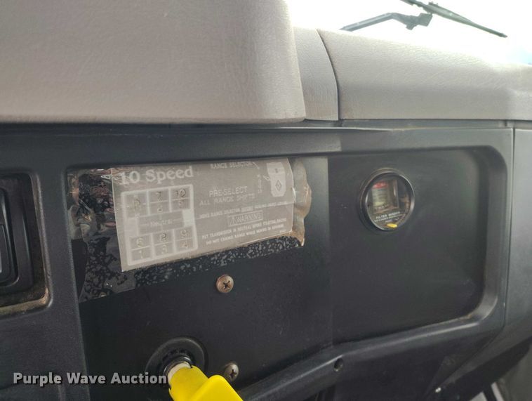 image for item DT0997 1999 International 4900 rollback truck