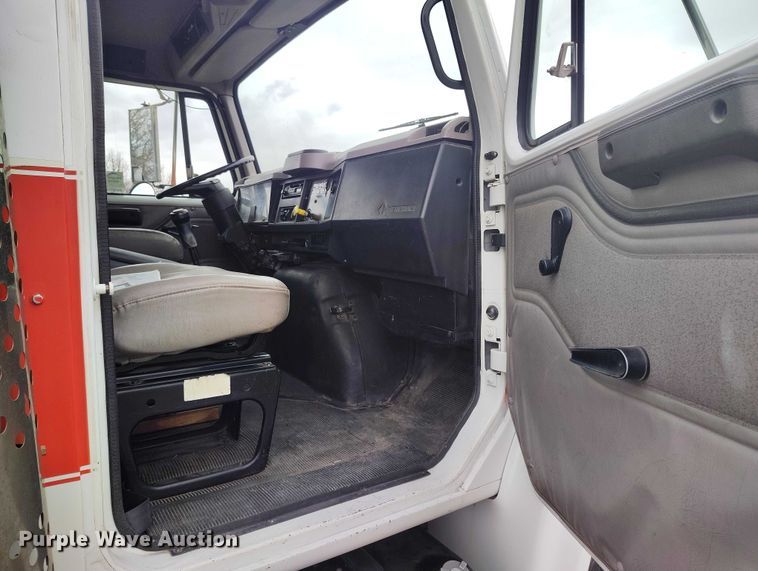 image for item DT0997 1999 International 4900 rollback truck