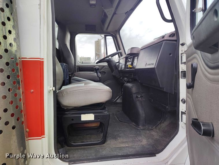 image for item DT0997 1999 International 4900 rollback truck