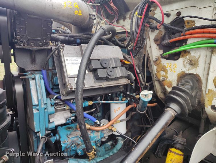 image for item DT0997 1999 International 4900 rollback truck