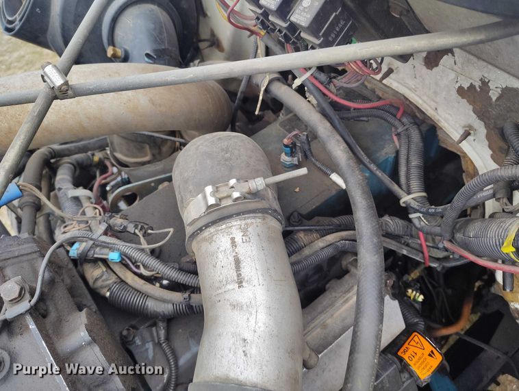 image for item DT0997 1999 International 4900 rollback truck