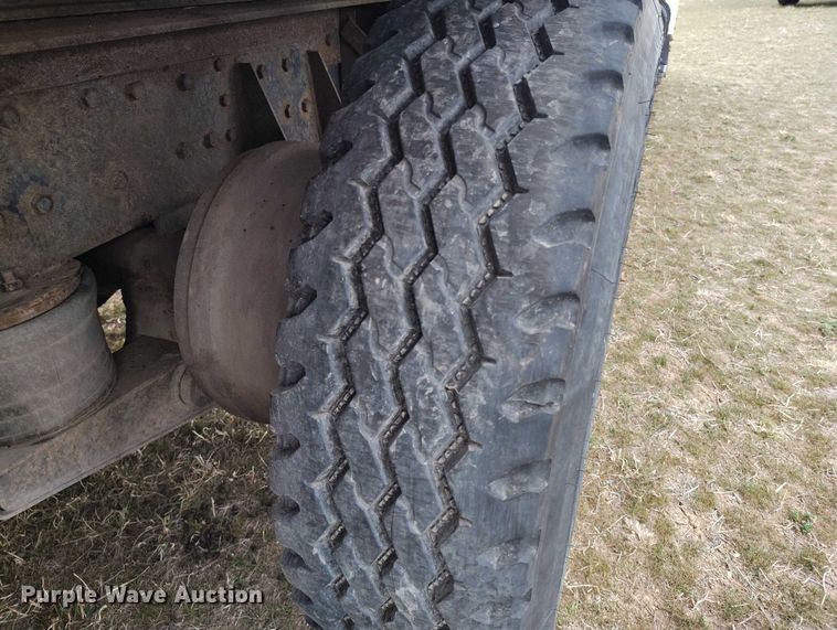 image for item DT0997 1999 International 4900 rollback truck