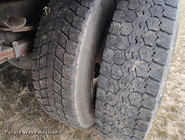 image for item DT0997 1999 International 4900 rollback truck