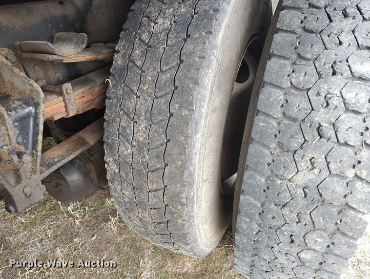 image for item DT0997 1999 International 4900 rollback truck