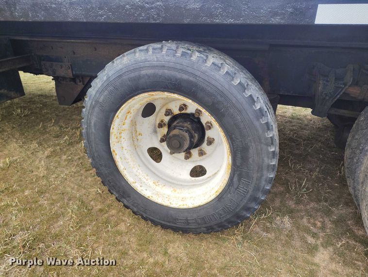 image for item DT0997 1999 International 4900 rollback truck