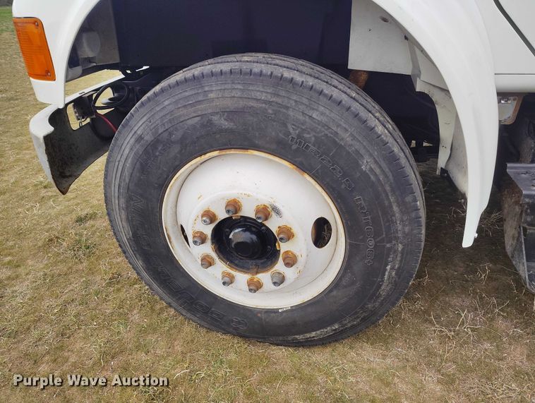 image for item DT0997 1999 International 4900 rollback truck