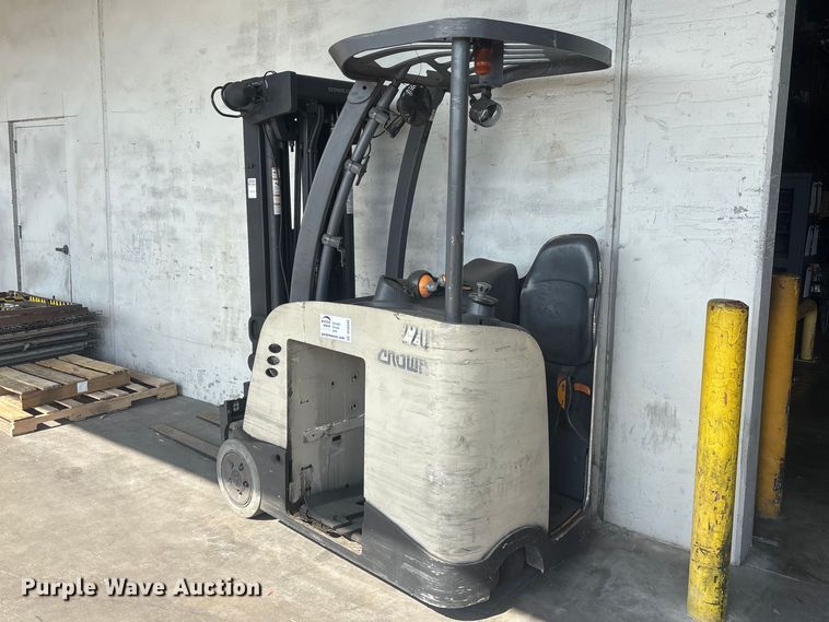 image for item DU0449 2017 Crown RC5545-40 forklift