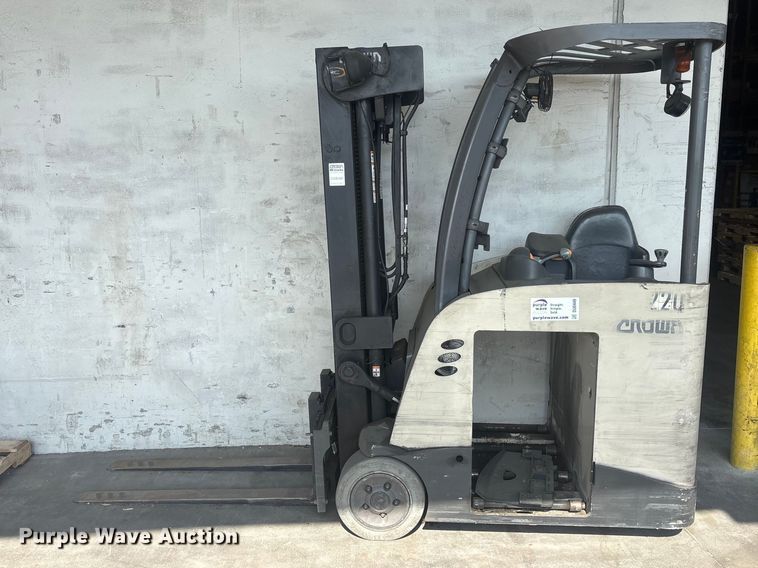 image for item DU0449 2017 Crown RC5545-40 forklift