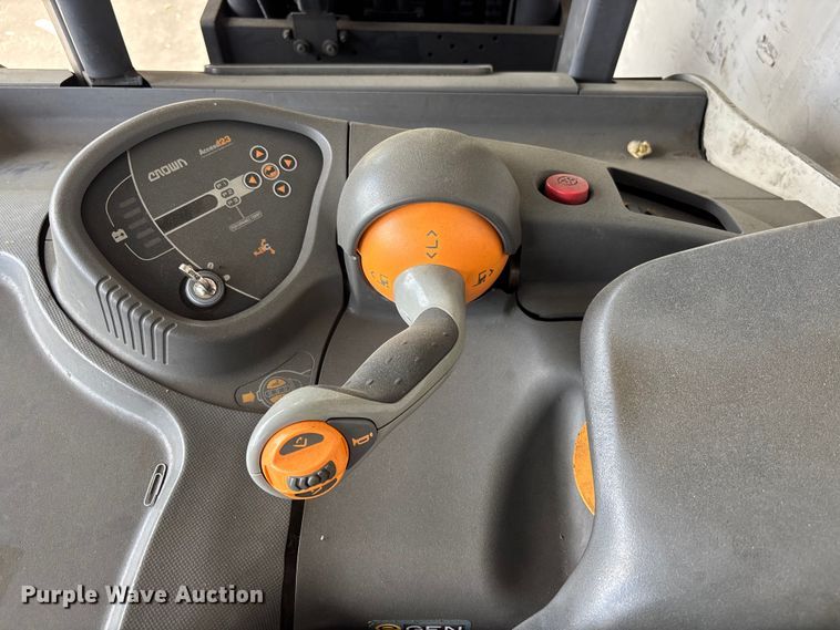 image for item DU0449 2017 Crown RC5545-40 forklift