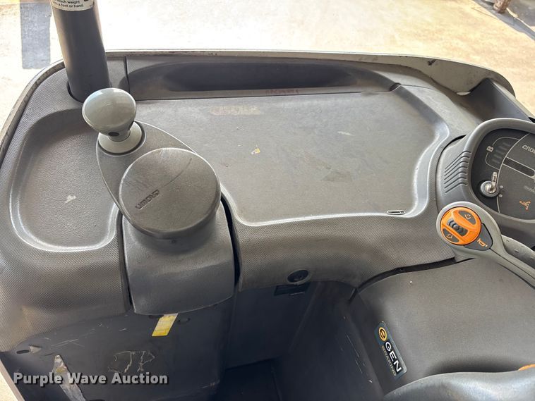 image for item DU0449 2017 Crown RC5545-40 forklift