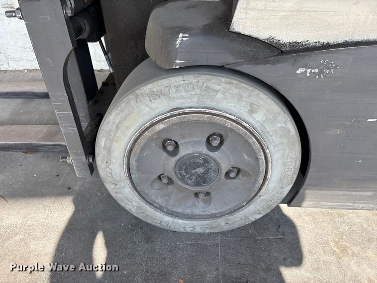 image for item DU0449 2017 Crown RC5545-40 forklift