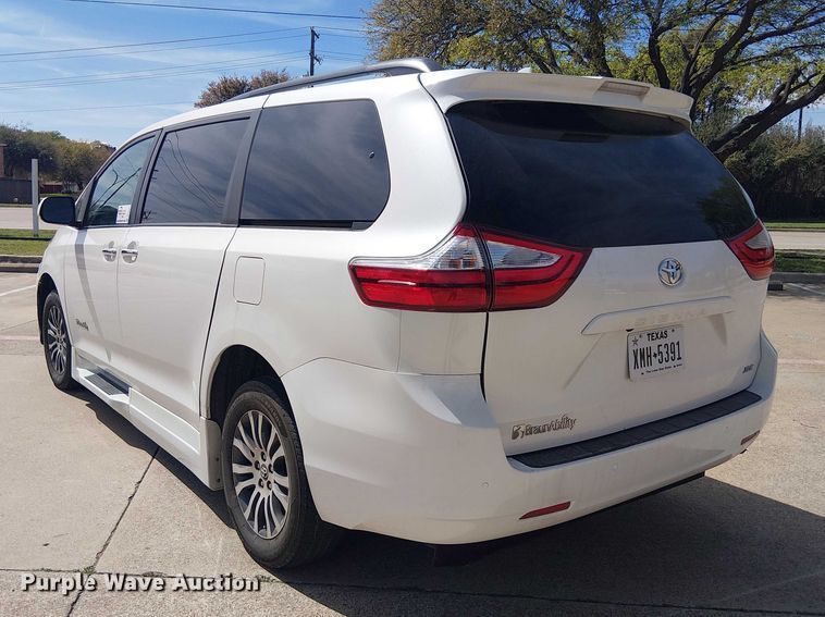 image for item DU3111 2019 Toyota Sienna XLE handicap accessible van