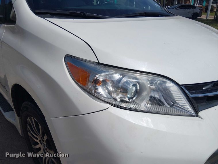 image for item DU3111 2019 Toyota Sienna XLE handicap accessible van