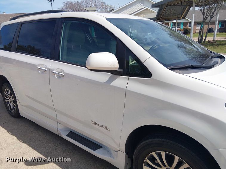 image for item DU3111 2019 Toyota Sienna XLE handicap accessible van