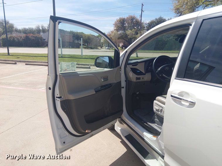 image for item DU3111 2019 Toyota Sienna XLE handicap accessible van