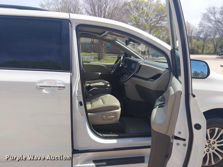 image for item DU3111 2019 Toyota Sienna XLE handicap accessible van