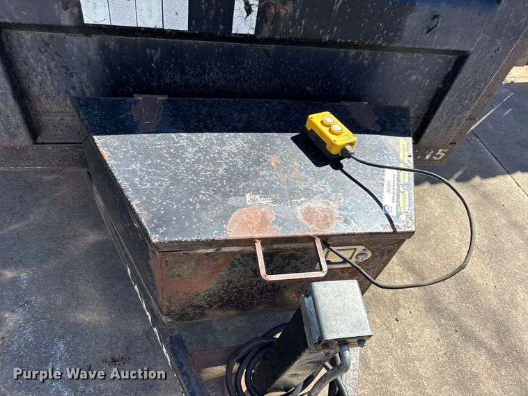 image for item DZ4411 2010 Lamar dump trailer