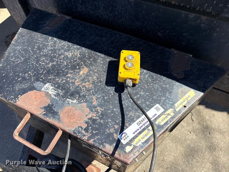 image for item DZ4411 2010 Lamar dump trailer