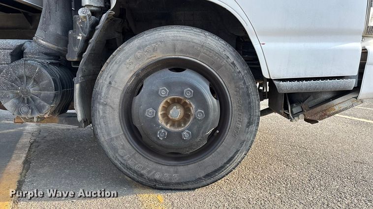 image for item EA4559 2007 Isuzu NPR box truck