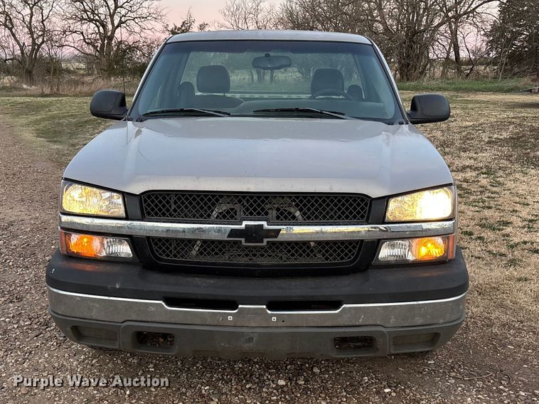 image for item EA4562 2004 Chevrolet Silverado 1500 pickup truck