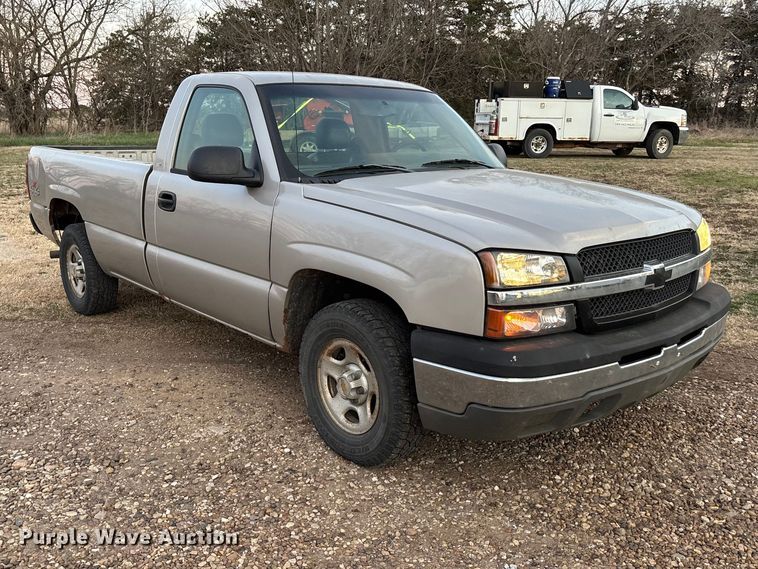 image for item EA4562 2004 Chevrolet Silverado 1500 pickup truck