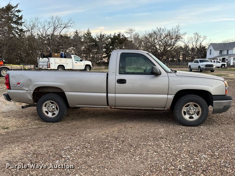 image for item EA4562 2004 Chevrolet Silverado 1500 pickup truck