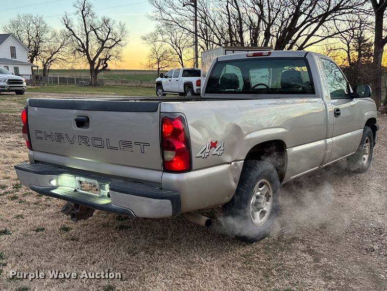 image for item EA4562 2004 Chevrolet Silverado 1500 pickup truck