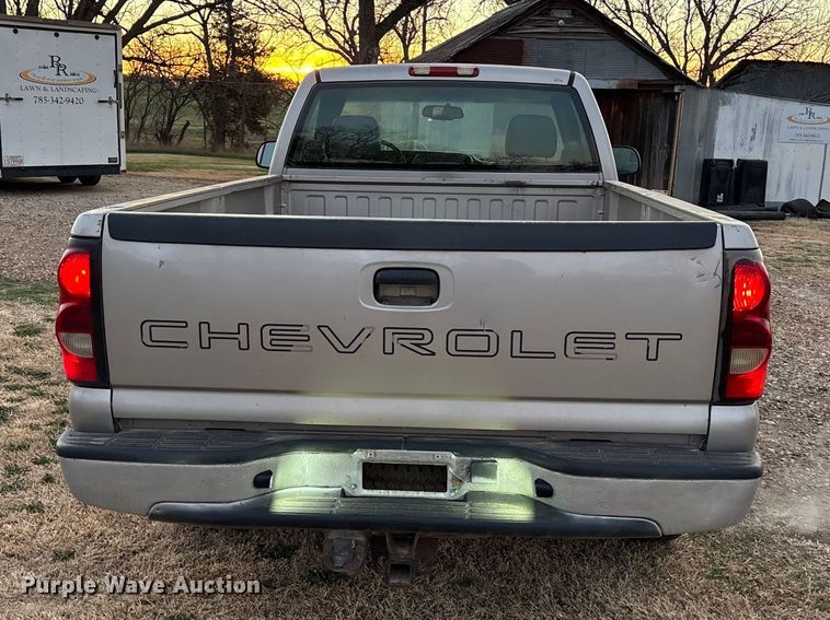 image for item EA4562 2004 Chevrolet Silverado 1500 pickup truck