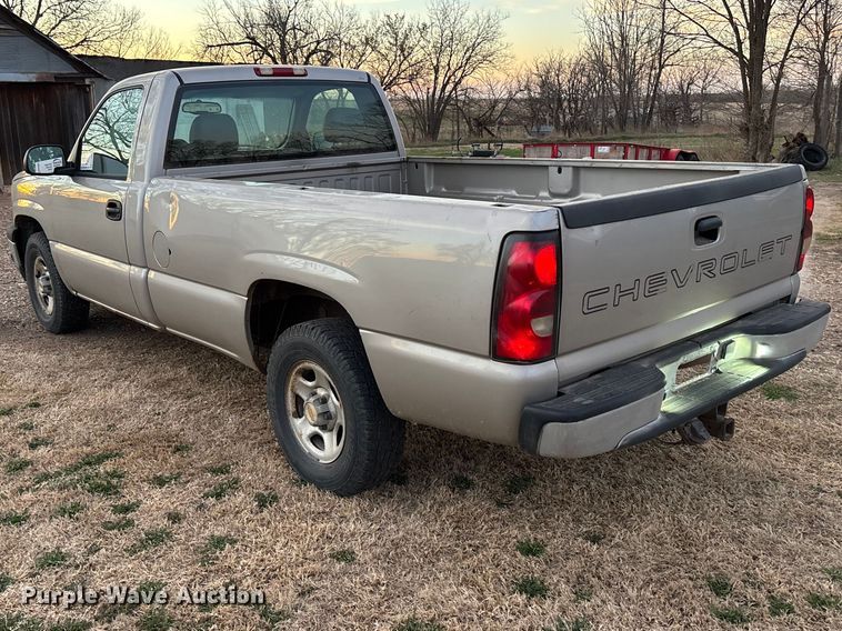 image for item EA4562 2004 Chevrolet Silverado 1500 pickup truck